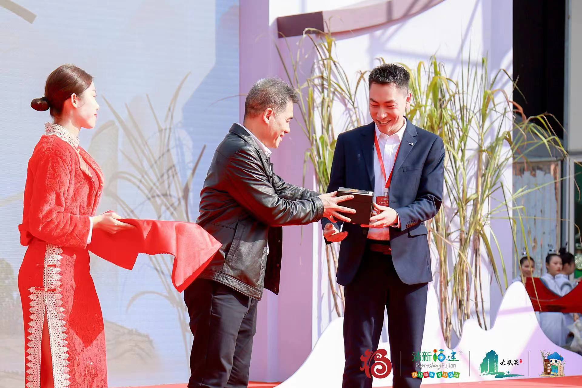 易順建工集團總經理李晉恒以高價斬獲“糖王”桂冠,助力萬前村貧困村民