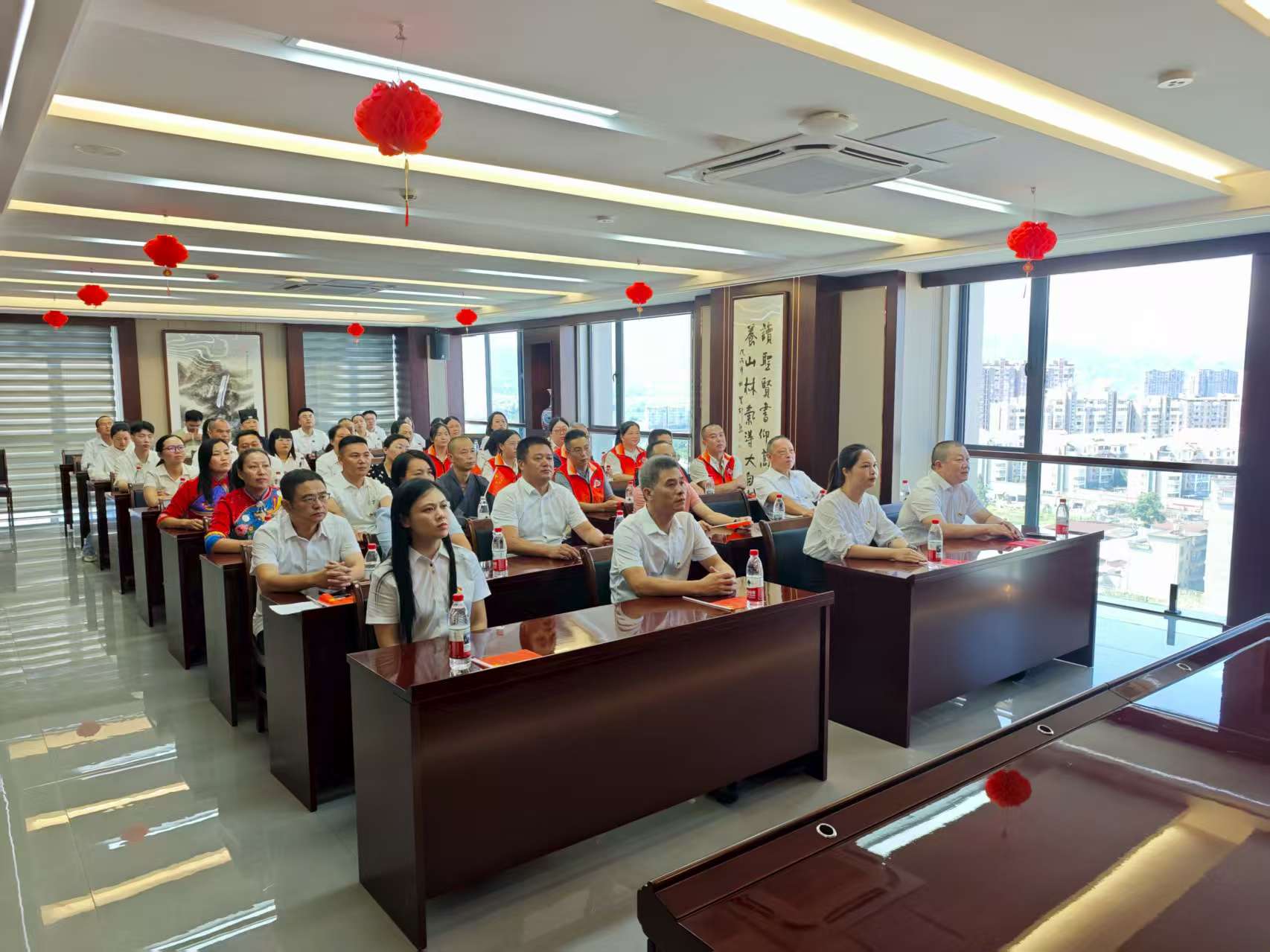 易順建工集團(tuán)有限公司聯(lián)合松溪縣委統(tǒng)戰(zhàn)部機(jī)關(guān)集中集中觀看紀(jì)念中國人民抗日戰(zhàn)爭暨世界反法西斯戰(zhàn)爭勝利80周年大會(huì)