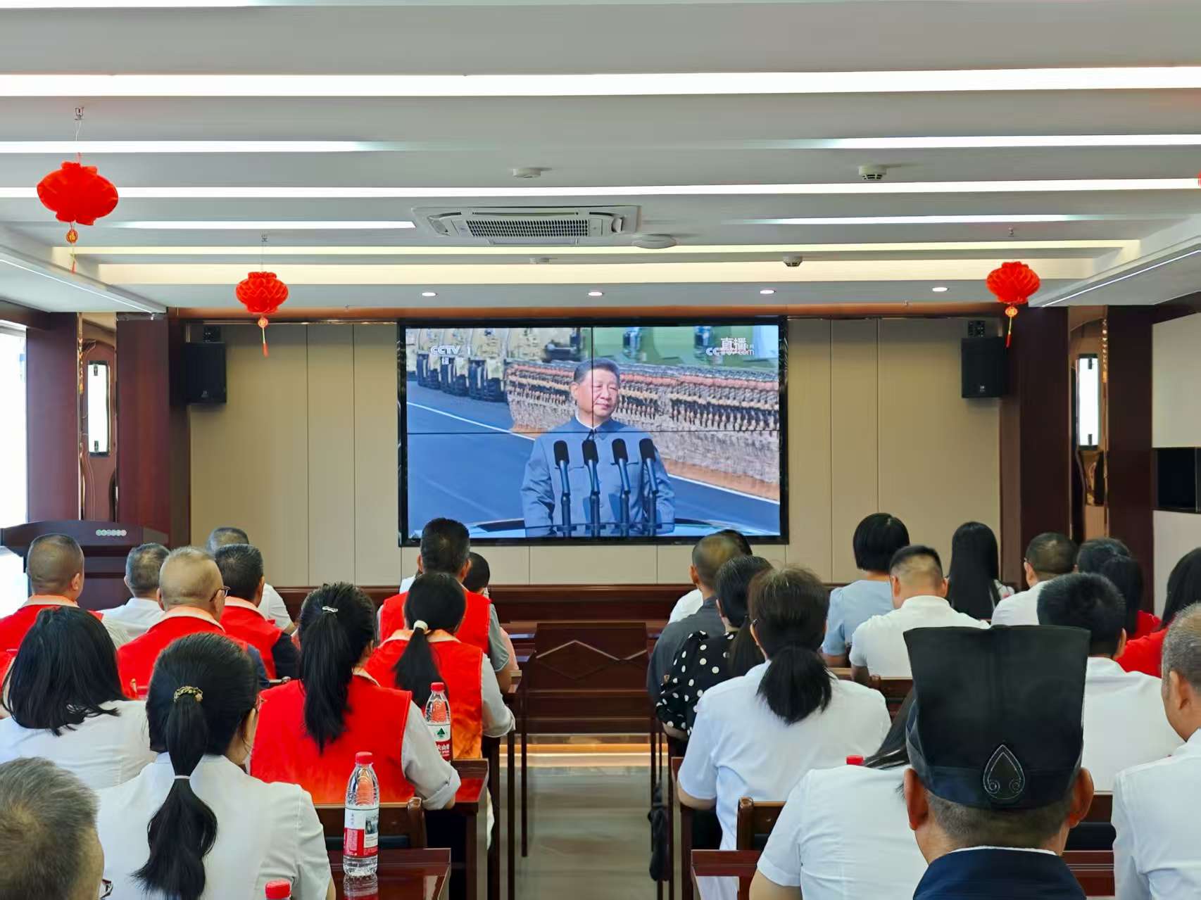 易順建工集團(tuán)有限公司聯(lián)合松溪縣委統(tǒng)戰(zhàn)部機(jī)關(guān)集中集中觀看紀(jì)念中國人民抗日戰(zhàn)爭暨世界反法西斯戰(zhàn)爭勝利80周年大會(huì)